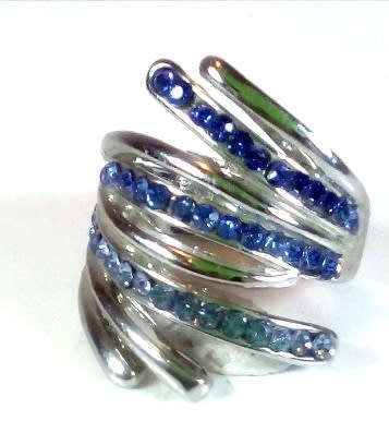 BEAUTIFUL! Ring With Simulated Blue Diamonds 6 US/L