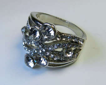 BEAUTIFUL! Ring With 1,25 Carat Simulated  Diamonds Size 7 US / N 17