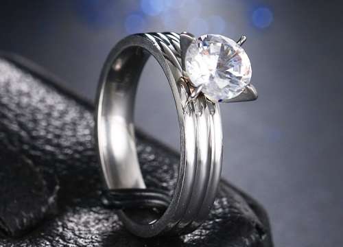 RETAIL PRICE: R 1 099 Titanium Princess Cut Ring With Simulated Diamond Size 10 US  (SILVER)
