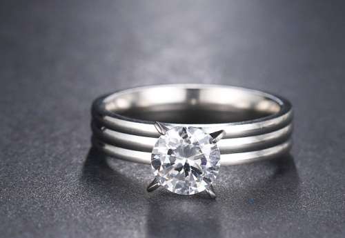 RETAIL PRICE: R 1 099 Titanium Princess Cut Ring With Simulated Diamond Size 10 US  (SILVER)
