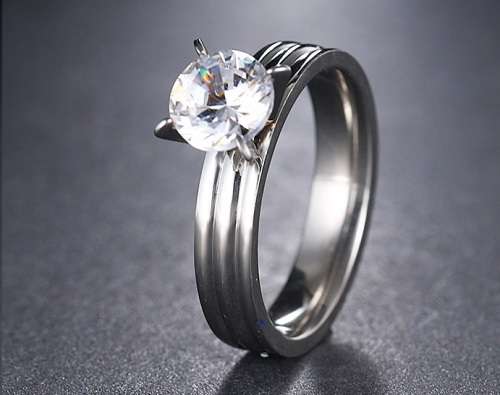 RETAIL PRICE: R 1 099 Titanium Princess Cut Ring With Simulated Diamond Size 10 US  (SILVER)