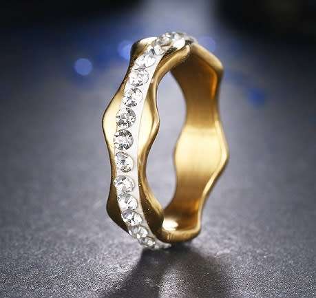 RETAIL PRICE: R 1 299 Titanium Ring With Simulated Diamonds Size 7 US SILVER