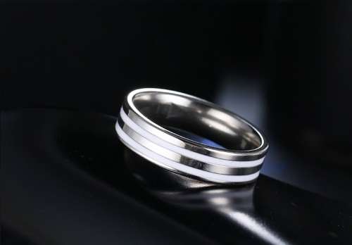 RETAIL PRICE: R 999 Titanium Ring (SILVER&WHITE) Size 9 US