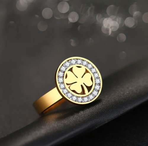 RETAIL PRICE: R 1 999 Titanium Four Leaf Clover Ring With Simulated Diamond Size 7;8 US (GOLD)