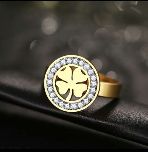 RETAIL PRICE: R 1 999 Titanium Four Leaf Clover Ring With Simulated Diamond Size 7;8 US (GOLD)