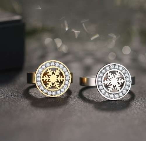 RETAIL PRICE: R 1 999 Titanium Snowflake Ring With Simulated Diamond Size 10 US (SILVER)