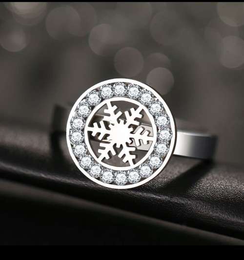RETAIL PRICE: R 1 999 Titanium Snowflake Ring With Simulated Diamond Size 10 US (SILVER)