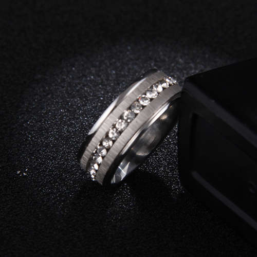 RETAIL PRICE: R 1 599 Titanium Ring With Simulated Diamonds Size 8 US (GOLD ONLY)