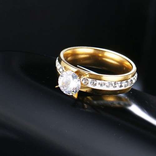 Retail price: R 2 399 Titanium Princess Cut Ring With Simulated Diamonds Size 7;9 US (GOLD ONLY)