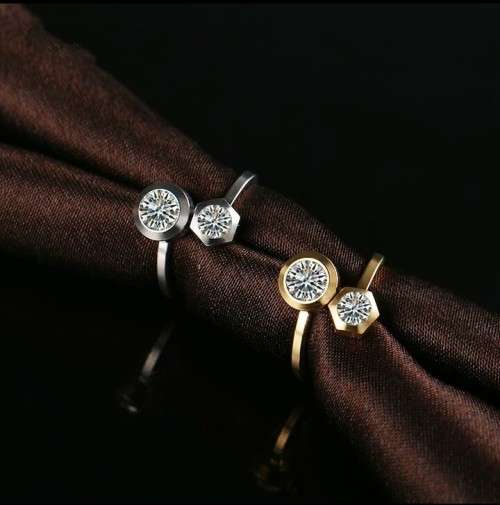 RETAIL PRICE: R 2 399 Titanium Princess Cut Ring With Simulated Diamonds Size 10 US (GOLD)