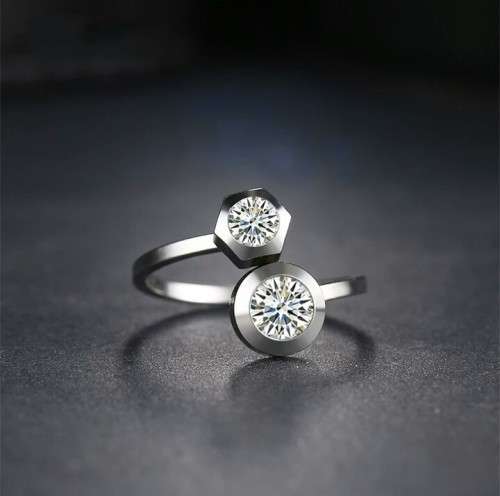 RETAIL PRICE: R 2 399 Titanium Princess Cut Ring With Simulated Diamonds Size 10 US (GOLD)