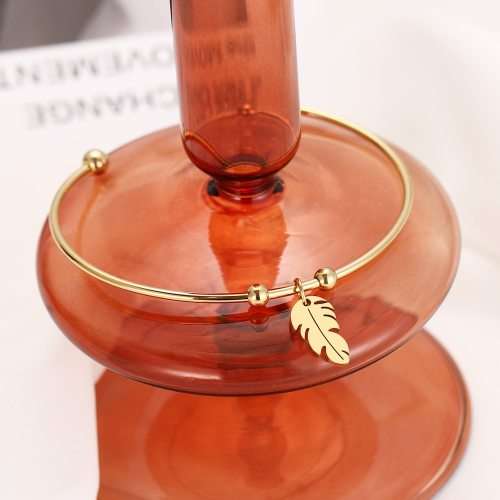 RETAIL PRICE: R 999 Titanium Whimsical Feather Bracelet (SILVER)