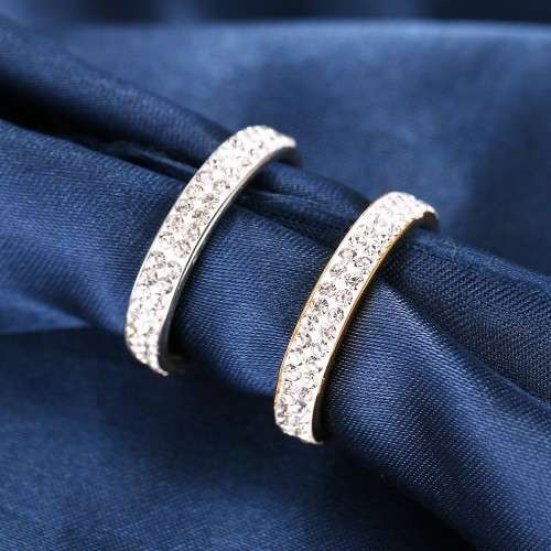 RETAIL PRICE: R 2 199 Titanium Ring With Simulated Diamonds Size 8 US (SILVER ONLY)