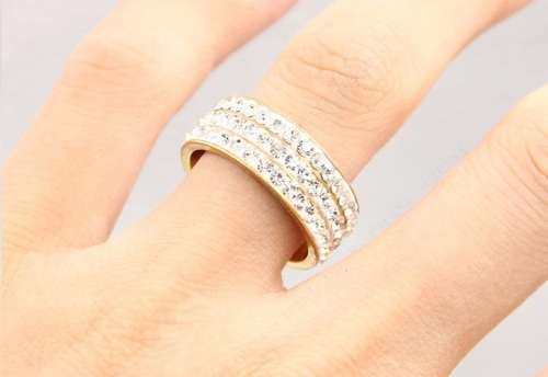 RETAIL PRICE:  R 2 199 Titanium Ring With Simulated Diamonds Size 8 US (GOLD ONLY)