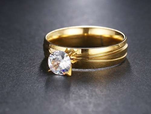 RETAIL PRICE: R 1 299 Titanium Princess Cut Ring With Simulated Diamonds (GOLD) Size 9 US