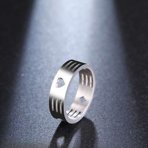 RETAIL PRICE:R 999 (NEVER FADE) Titanium Heart Ring Size 8 US (SILVER ONLY)