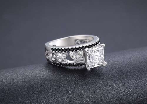 *1.25CT SOLID 925 STERLING SILVER  PRINCESS CUT RING*