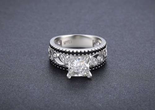 *1.25CT SOLID 925 STERLING SILVER  PRINCESS CUT RING*