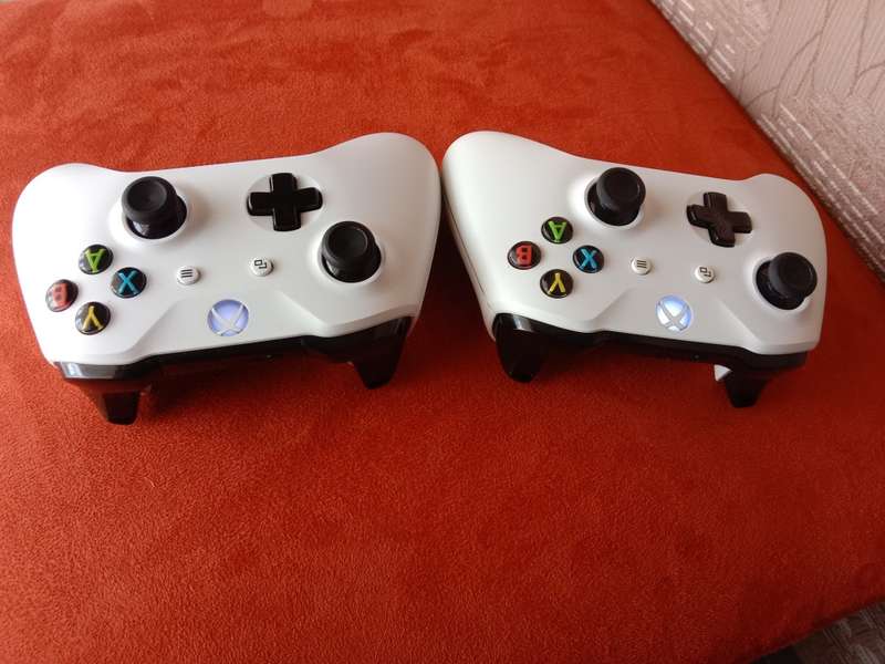 Xbox One S + 2 XOne S controllers