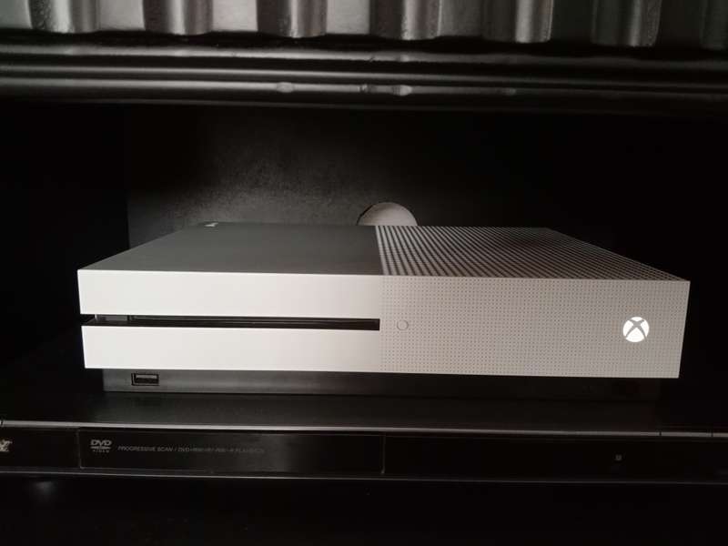 Xbox One S + 2 XOne S controllers