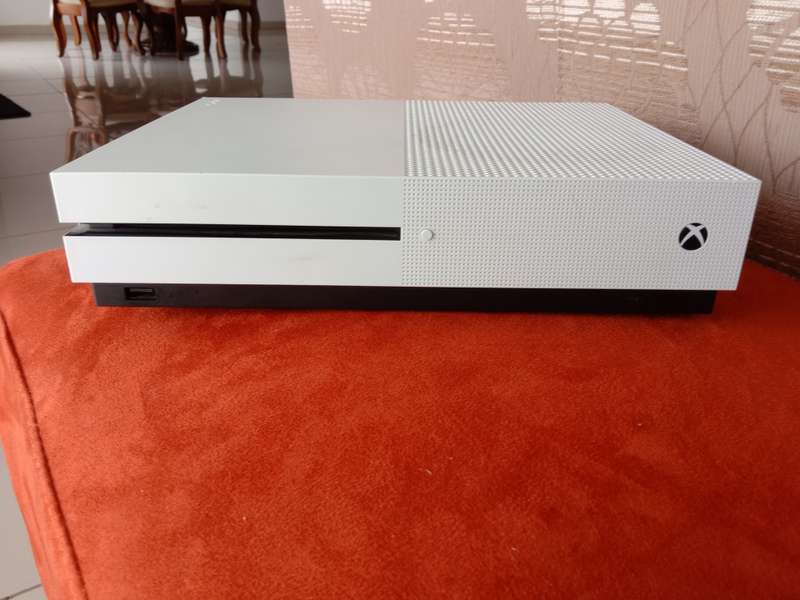 Xbox One S + 2 XOne S controllers