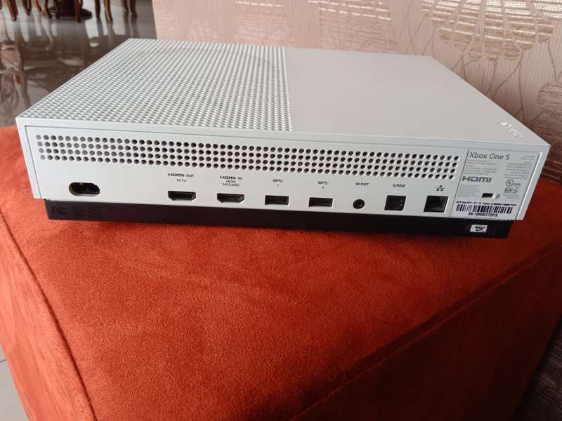 Xbox One S + 2 XOne S controllers