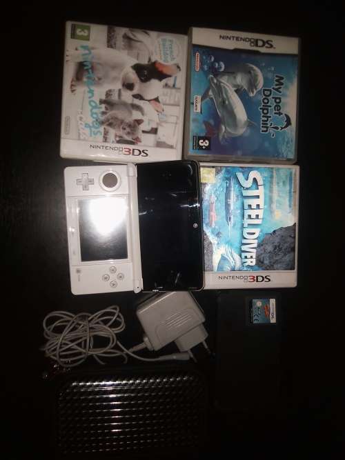 **Urgent sale** Nintendo 3DS with 18 games