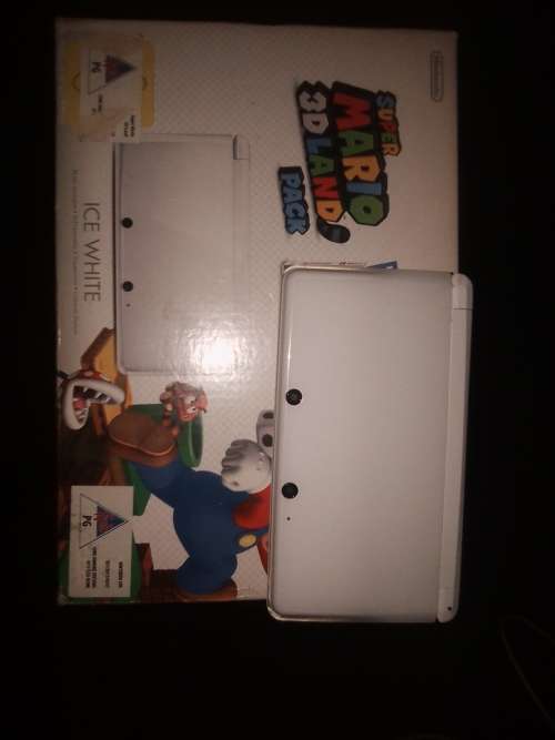 **Urgent sale** Nintendo 3DS with 18 games