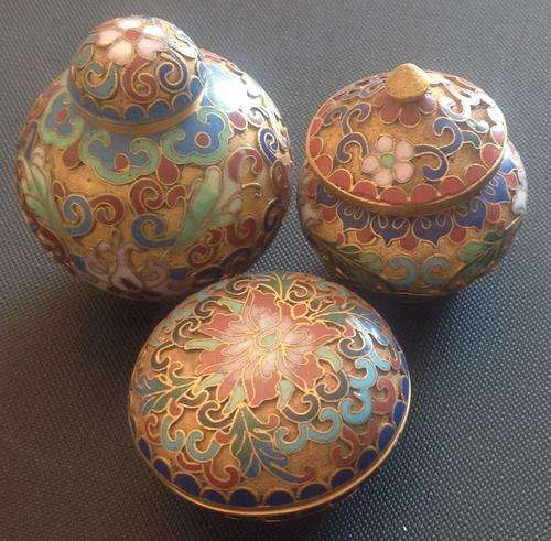 ***** Beautiful little set of 3 raised Cloisonne bowls with lids *****