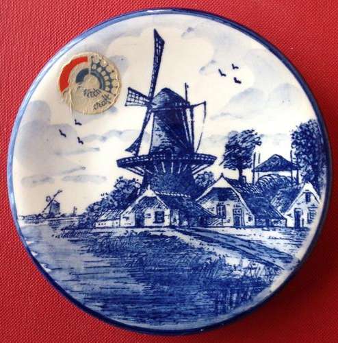 Beautifully hand-painted Delft Blue small wall plate 10.5 cm