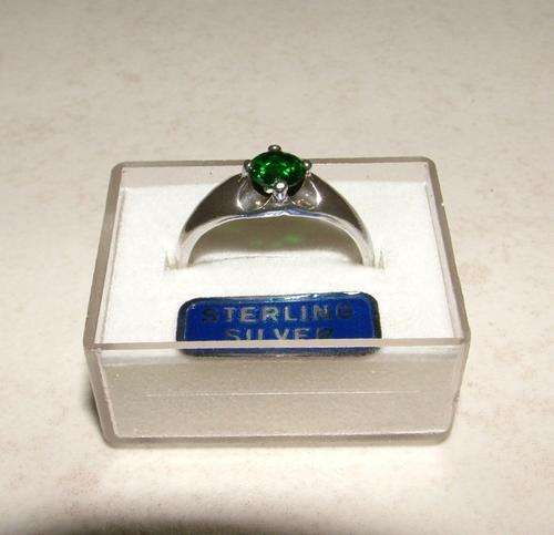 GEORGEOUS .925 STERLING SILVER EMERALD RING : SIZE 8