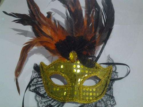 Lace and feathers Fancy mask - dress up was R50 now R25