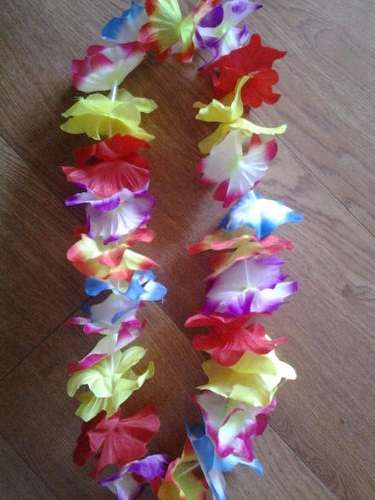 Hawaiian flower string necklace