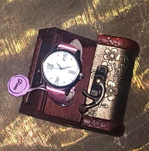 Beautiful Ladies Watch - Diva - Pink Pearl Faux Leather Strap