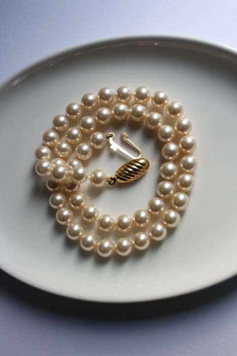 Pearl necklace with gold clip detail