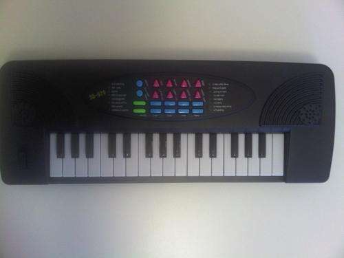 Electronic Keyboard with microphone. Wow what a bargin at R69.00, the ideal gift!!!!!