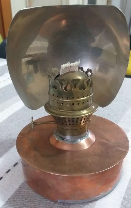 Oil lamp with reflector