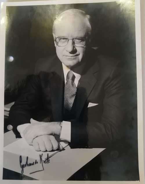 G.P.C de Kock signed photo and Reserve Bank Letter with Bank Notes