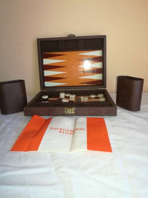 VINTAGE BACK GAMMON SET IN CASE