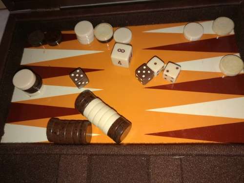 VINTAGE BACK GAMMON SET IN CASE