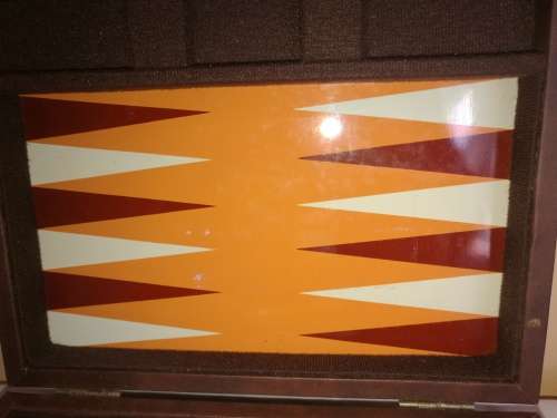 VINTAGE BACK GAMMON SET IN CASE
