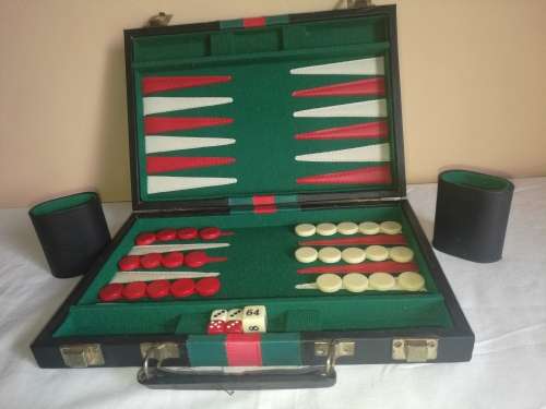 VINTAGE BACK GAMMON SET IN CASE