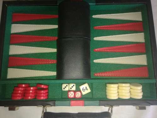 VINTAGE BACK GAMMON SET IN CASE