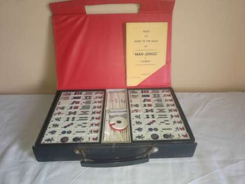 LOVELY VINTAGE MAH-JONG SET
