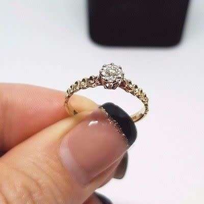 WOW!!!Solid 9ct gold with SOLITAIRE DIAMOND