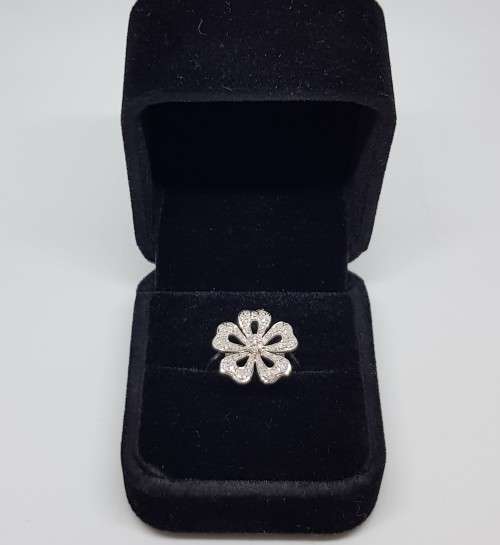 *SPECTACULAR* 62 diamond white gold ring WOW