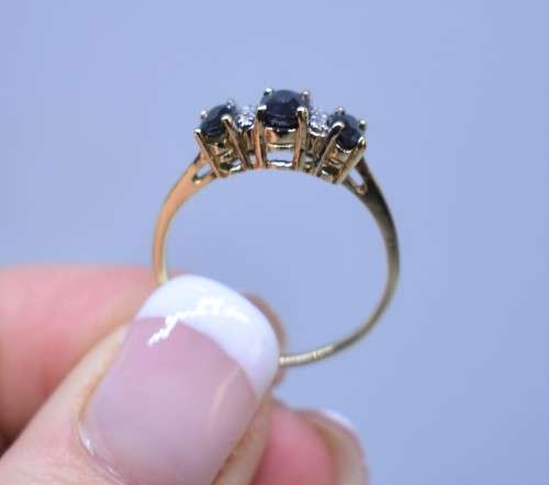 *PRECOIUS* sapphire and diamond 10k yellow gold ring