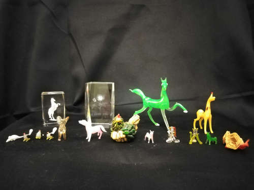 VARIETY OF GLASS PRINTERS TRAY ORNAMENTS AND GLASS PAPER WEIGHTS