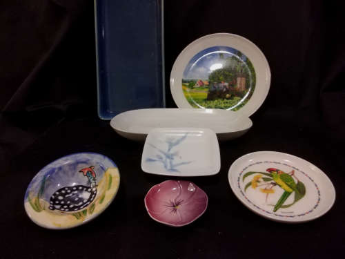 ASSORTED DECORATIVE PLATES OF VARIOUS SIZES