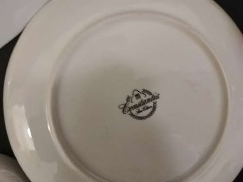 ASSORTED DECORATIVE PLATES OF VARIOUS SIZES